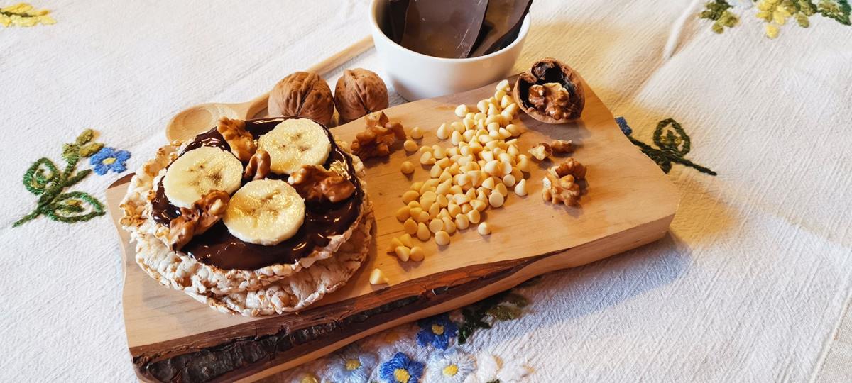 Gallette bio con cioccolato fondente e bianco, banane e noci